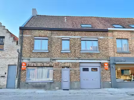 verrassend ruime  verzorgde woning met dubbele garage en zonnige tuin.