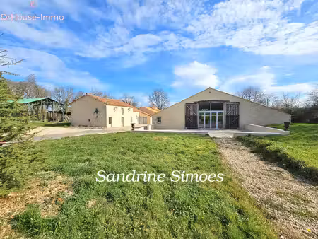 propriété de 230m2- 9 pièces- dépendances- terrain de 2 5 hectares et coup de pèche.