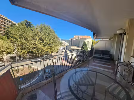 t3 meublé avec terrasse de 40 m² — cannes place stanislas