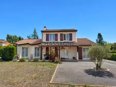 maison familiale avec piscine et nombreuses dépendances à lugaignac