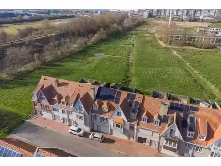 rustig gelegen gezinswoning met zicht op natuurgebied  tuin en garage voor 2 wagens.