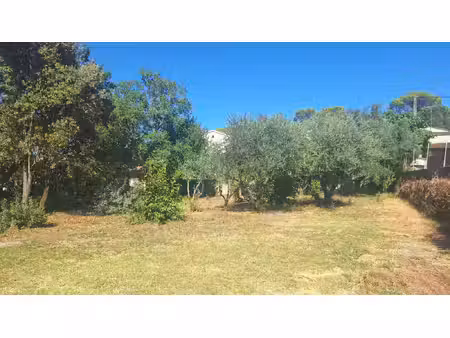 terrain constructible sur une parcelle de 882m²