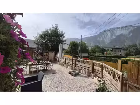 maison mitoyenne avec terrasse et jardinet