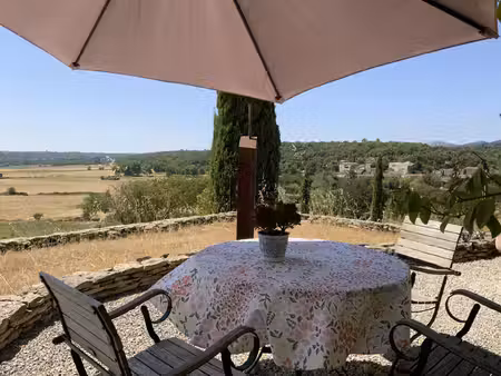 villa d'architecte en position dominante de plain pied et sa vue panoramique.