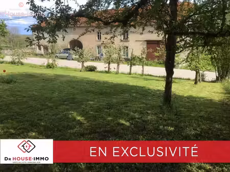 ferme de caractère indépendante avec dépendances sur un terrain spacieux m9957-113328