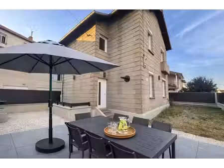 maison de ville rénovée avec terrain clos de 200 m² et terrain de pétanque