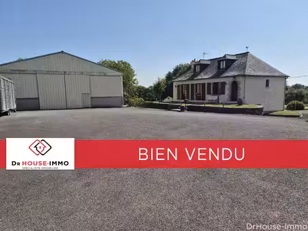 a la sortie de mayenne  pavillon de plain pied  3 chambres  avec un grand bâtiment  étang 