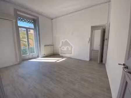 location local professionnel 128m²