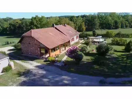 charmante maison de 3 chambres avec grange  piscine et jardin de 9357m²