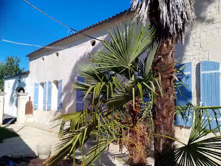 maison charentaise en pierre de 4 chambres avec une maison d’hôtes de 3 chambres  située e