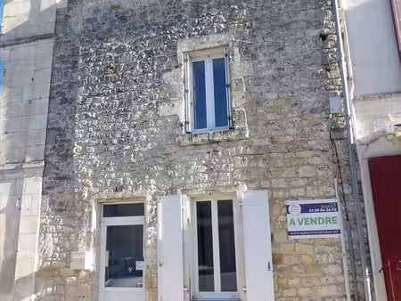 maison de caractère 2 chambres avec jardin plein centre de saint savinien