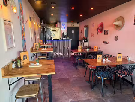 restaurant situe sur le port de plaisance avec une terrasse