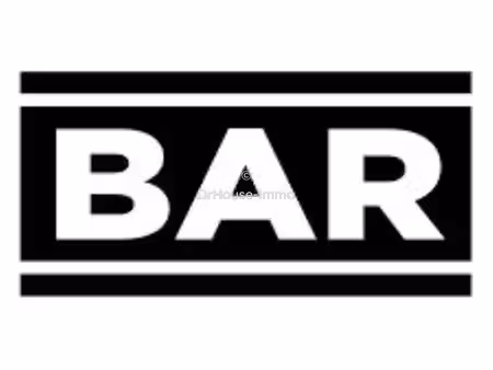 bar avec une grande terrasse vue mer
