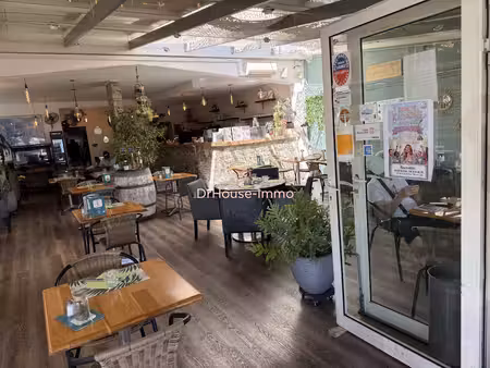 restaurant brasserie avec une terrasse ouvrant sur le port de marina baie des anges.