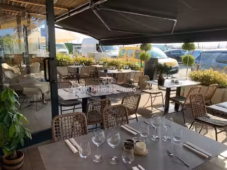 restaurant avec grande terrasse avec une vue sur les plaisanciers