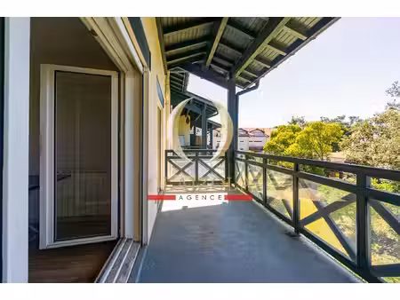 anglet - appartement t2 avec vaste terrasse  cave et parking.