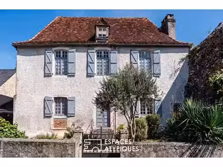 maison bourgeoise au coeur d'une cité historique avec vue sur les pyrénées