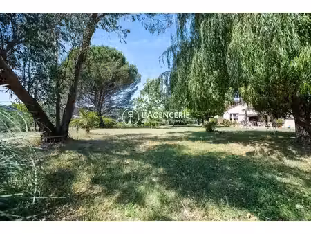 maison familiale profitant d'un beau terrain