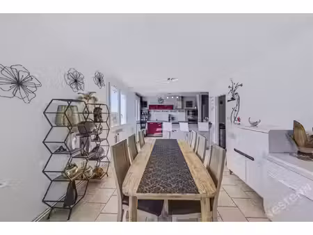 a champforgeuil  appartement t3 rénové de 82 m² avec goût