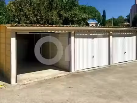 location parking 15 m² à toulon (83000)  135 €