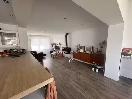 dans un quartier très recherché jolie maison à deux pas de la plage