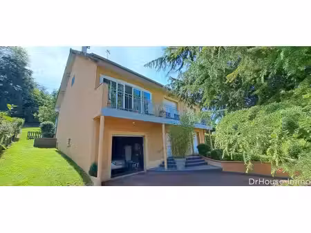 spacieuse et charmante maison de 14 pièces à chambly avec appartements séparés  jardin arb