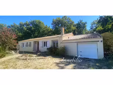 maison de plain-pied d'environ 190 m² – parcelle paysagée et boisée de 4 583 m² – à 7 min 