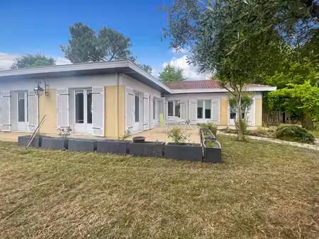grande maison de plain pied au parc feau a merignac gironde