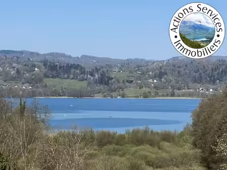 a toute proximite du lac