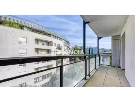issy-les-moulineaux – fort d’issy – bel appartement 2 pièces avec balcon et parking