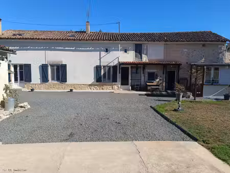 belle maison en pierre avec piscine  dépendances et jardin