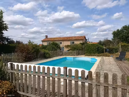 très belle maison ancienne de 3 chambres avec piscine et terrain de plus d'un hectare