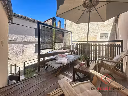 maison en pierre  chargée d'histoires dans le bourg de la chapelle faucher