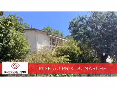 maison de ville restaurée avec jardin et emplacement privilégié.