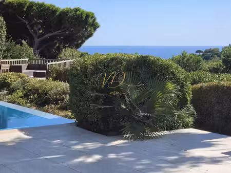 villa avec piscine à débordement et vue mer la croix-valmer