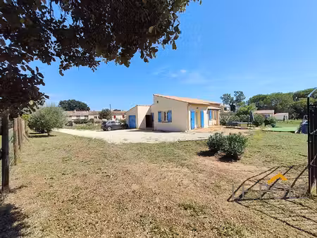 charmante maison  plain-pied  entierement renovee sur une parcelle d'environ 1300m²