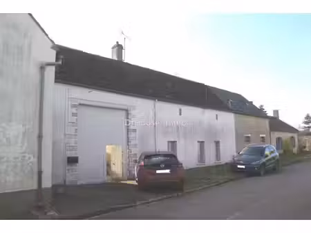 grand corps de ferme avec logement t3 et nombreuses granges à aménager proche nemours et a