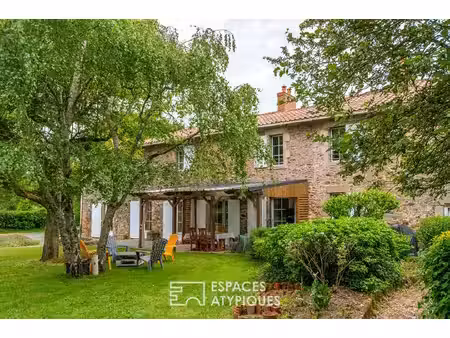 maison de caractère en pierre ouverte sur la campagne