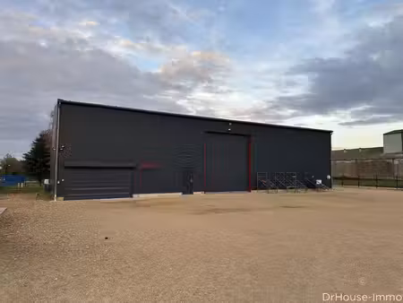 hangar récent avec bureaux   construction de 2021   367 m² utiles   2100 m² de parking  di