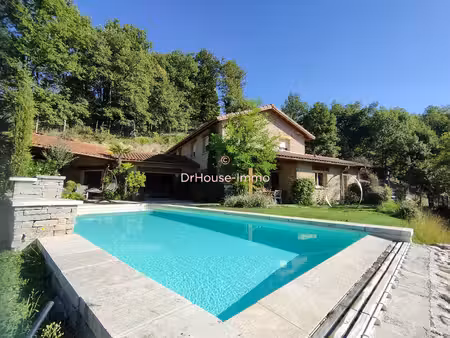 magnifique propriété de 7 pièces avec piscine et grand terrain et bâtiment professionnel  