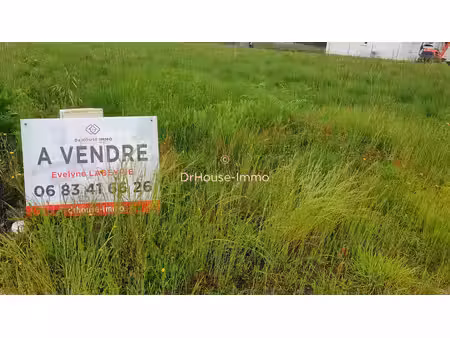 grand terrain constructible de 2484 m²