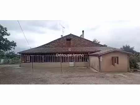 seyches  maison en pierres de plain-pied  4 chambres  dépendances avec 5000m² de terrain