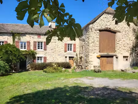ancien corps de ferme – 5 chambres  dependances  3 ha et emplacement vue rive viaur