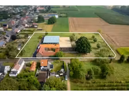 grande maison avec piste extérieure et petite piste intérie