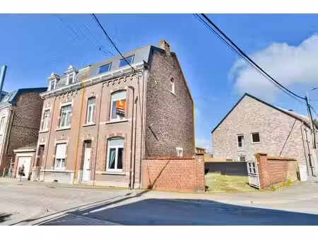 jolie maison 3 façades idéalement située !