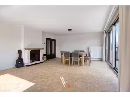 vernieuwd appartement op 140 m² met terras en staanplaats...