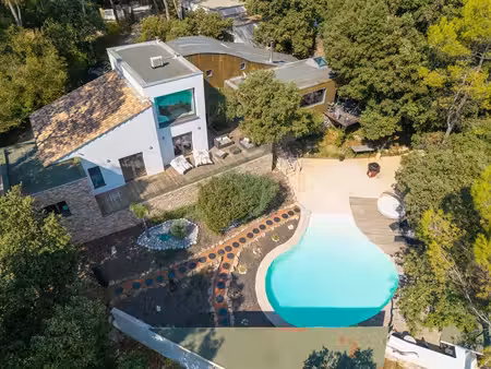 entre castries et saummières  une villa d'exception entièrement