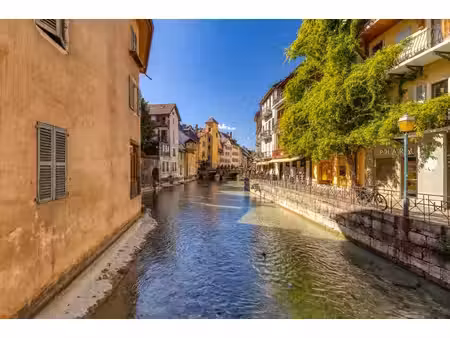 local commercial à céder annecy vieille ville- vitrine rue piétonne - 129 000€