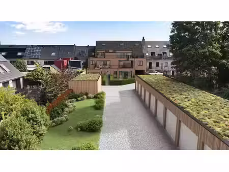 box de garage avec porte et raccordement électrique