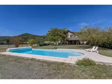 maison familiale d’environ 155 m² avec sous-sol complet  piscine et terrain de 1 800 m²
